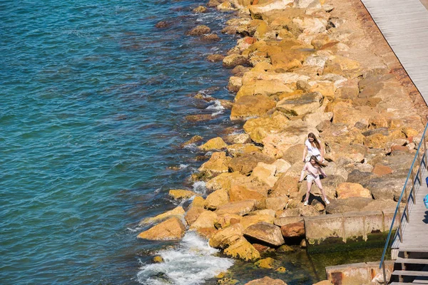 コスタ ・ ドラーダの岩のビーチで女の子を歩くサロウ, タラゴナ, スペイン - 2017 年 4 月 24 日。. — ストック写真
