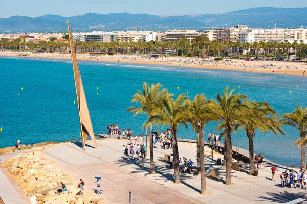 SALOU, TARRAGONA, ESPANHA - 24 de abril de 2017: Monumento ao passeio principal da Costa Dorada . — Fotografia de Stock