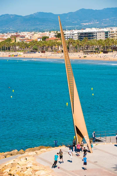 Salou, Tarragona, İspanya - 24 Nisan 2017: Costa Dorada ana gezinti heykel sabrıyla. Dikey. Metin için yer kopyalayın.