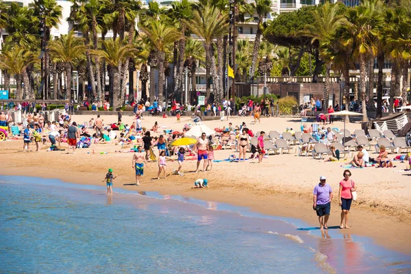 Salou, Tarragona, İspanya - 24 Nisan 2017: Costa Dorada plaj boyunca insanlar yürürken, insanlar. Metin için yer kopyalayın.