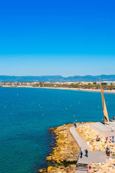 Salou, Tarragona, İspanya - 24 Nisan 2017: Sahil Costa Dorada, Salou'da ana plaj. Mavi gökyüzü. Metin için yer kopyalayın. Dikey.