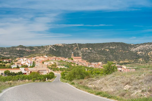 Vista de la ciudad de Ulldemolins desde la carretera, Catalunya, España. Copiar espacio para texto . —  Fotos de Stock