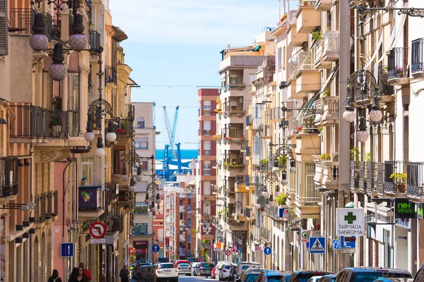 Tarragona, İspanya - 1 Mayıs 2017: Şehir manzarası. Waterfront için önde gelen şehir sokak. Kentsel bakış açısı.