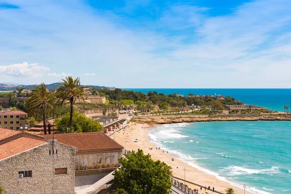 Costa de Tarragona en día soleado, Cataluña, España. Copiar espacio. Espacio para el texto. Copiar espacio para texto . —  Fotos de Stock