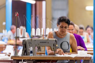 Küba, Havana - 5 Mayıs 2017: İşçi konfeksiyon Fabrikası'nda. Kopya alanı.    