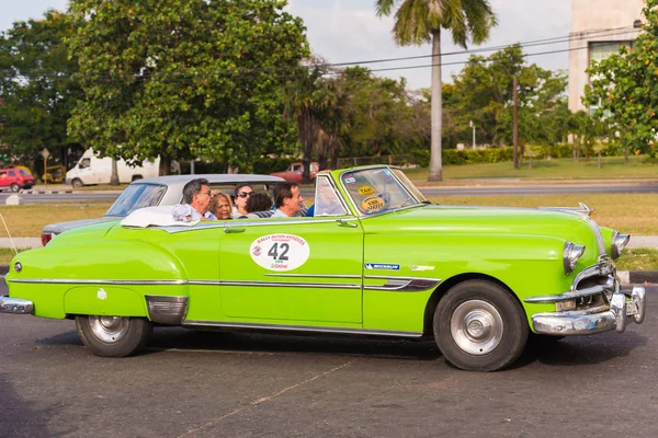 Kuba, Hawana - 5 maja 2017: Amerykański zielony retro kabriolet na ulicy miasta. Kopiować miejsca na tekst. — Zdjęcie stockowe