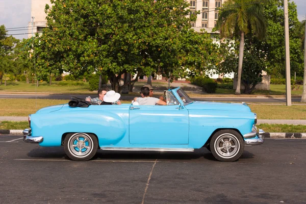 Cuba, Havana - 5 mei 2017: Amerikaanse blauwe retro cabriolet op stad straat. Ruimte voor tekst kopiëren. — Stockfoto