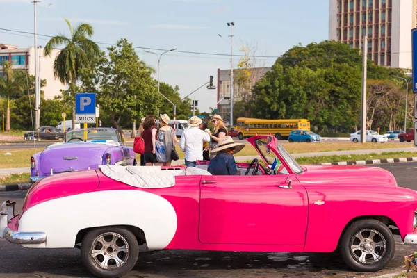 Kuba, Havanna - 2017. május 5.: Amerikai rózsaszín retro cabriolet a város utca. Közeli kép:. — Stock Fotó