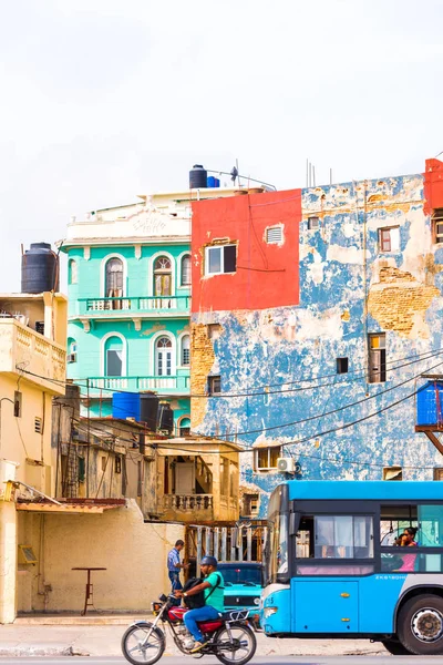 CUBA, LA HABANA - 5 de mayo de 2017: Cabriolet retro azul americano en la calle de la ciudad. Copiar espacio para texto . —  Fotos de Stock