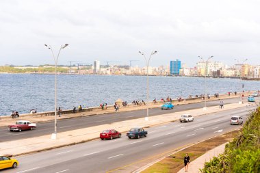 Küba, Havana - 5 Mayıs 2017: Otomobil sürücüsü Malecón sahil boyunca. Metin için yer kopyalayın.