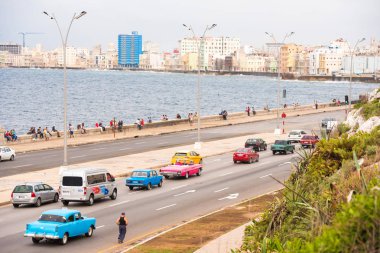 Küba, Havana - 5 Mayıs 2017: Otomobil sürücüsü Malecón sahil boyunca. Metin için yer kopyalayın.