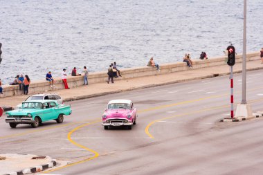 Küba, Havana - 5 Mayıs 2017: Malecón sahil Amerikan pembe retro araba sürmek. Metin için yer kopyalayın.