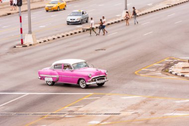 Küba, Havana - 5 Mayıs 2017: Amerikan pembe retro araç şehir sokak. Metin için yer kopyalayın.