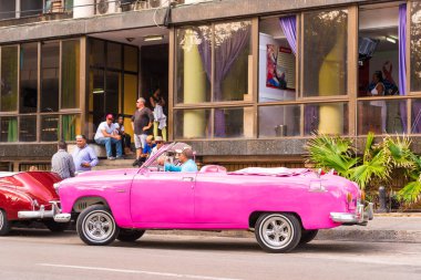 Küba, Havana - 5 Mayıs 2017: Amerikan pembe retro cabriolet caddenin üzerinde. Metin için yer kopyalayın.                                