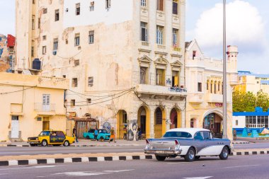 Küba, Havana - 5 Mayıs 2017: Amerikan retro arabaları şehrin sokaklarında. Metin için yer kopyalayın. 