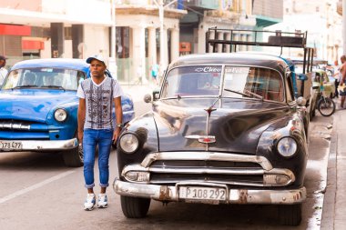 Küba, Havana - 5 Mayıs 2017: Amerikan retro otomobil bir şehir sokak üzerinde.