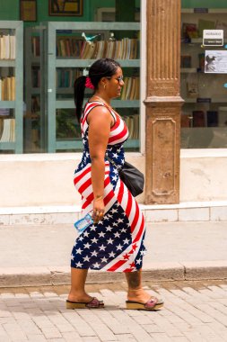 Küba, Havana - 5 Mayıs 2017: Kadın bir şehir sokak üzerinde. Yakın çekim. Dikey.