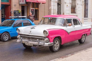 Küba, Havana - 5 Mayıs 2017: Amerikan retro araç şehir sokak. Metin için yer kopyalayın.