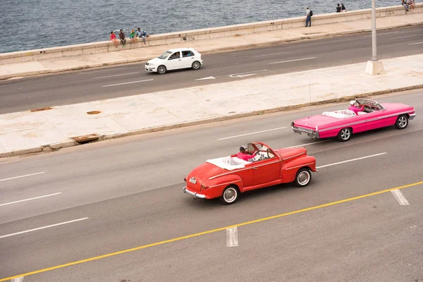 Kuba, Havana - 5. května 2017: Americký retro auta na nábřeží města. Kopírovat prostor pro text. — Stock fotografie