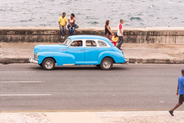 Kuba, Havana - 5. května 2017: Americký modrý retro auto na ulici. Kopírovat prostor pro text. — Stock fotografie
