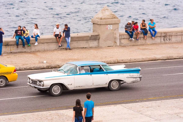 Kuba, Hawana - 5 maja 2017: American retro samochodów jeździ wzdłuż nabrzeża Malecon. Kopiować miejsca na tekst. — Zdjęcie stockowe