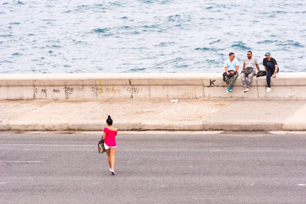Kuba, Havana - 5. května 2017: Pohled na nábřeží Malecón. Kopírovat prostor pro text. — Stock fotografie