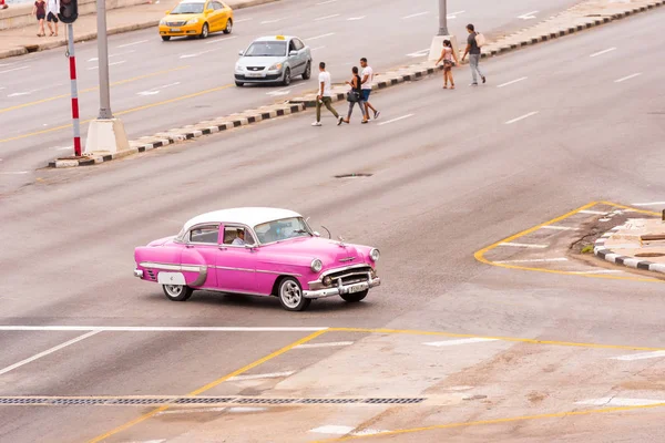 Kuba, Hawana - 5 maja 2017: Amerykański różowy retro samochód na ulicy miasta. Kopiować miejsca na tekst. — Zdjęcie stockowe