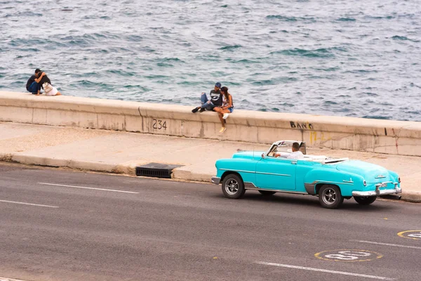 Kuba, havana - 5. Mai 2017: amerikanisch azurblaues Retro-Cabrio fährt die malecon-Strandpromenade entlang. Kopierraum für Text. — Stockfoto
