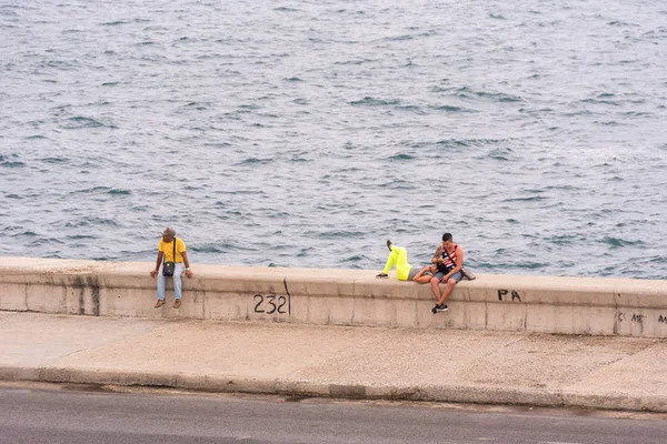 Kuba, Havana - 5. května 2017: Pohled na nábřeží Malecón. Kopírovat prostor pro text. — Stock fotografie