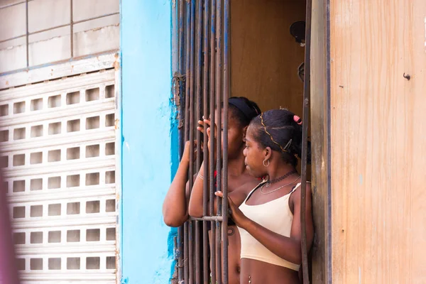 Κούβα, Αβάνα - 5 Μαΐου 2017: Δύο Κουβανούς κορίτσια κοντά στο πλέγμα. Χώρο αντίγραφο. — Φωτογραφία Αρχείου