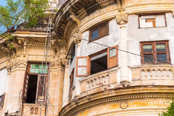 Çok katlı bina, Havana, Küba'da görünümünü. Yakın çekim.