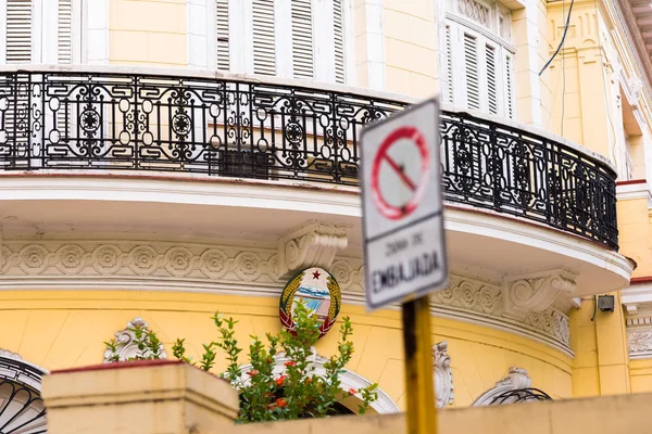 Zicht op het gebouw van meerdere verdiepingen, Havana, Cuba. Close-up. — Stockfoto