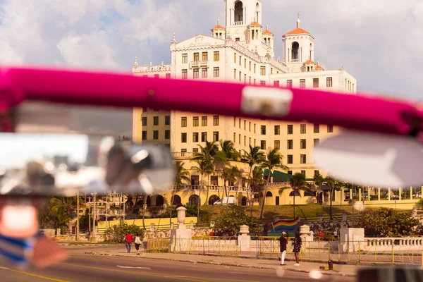 A Hotel Nacional de Cuba, át a szélvédő az autó, Havanna. Közeli kép: — Stock Fotó