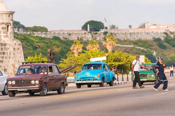 Kuba, Havanna - 2017. május 5.: Amerikai kék retro autó a város egy utcáján. Hely, a szöveg másolása. — Stock Fotó