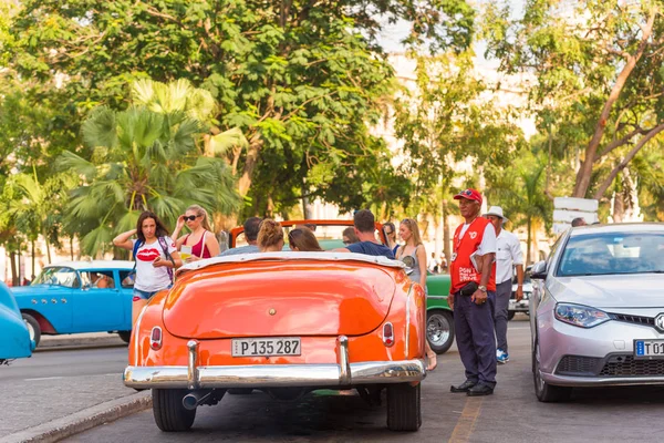 CUBA, LA HABANA - 5 de mayo de 2017: Cabriolet americano retro naranja en la calle de la ciudad. Copia espacio para texto. Vista trasera . — Foto de Stock