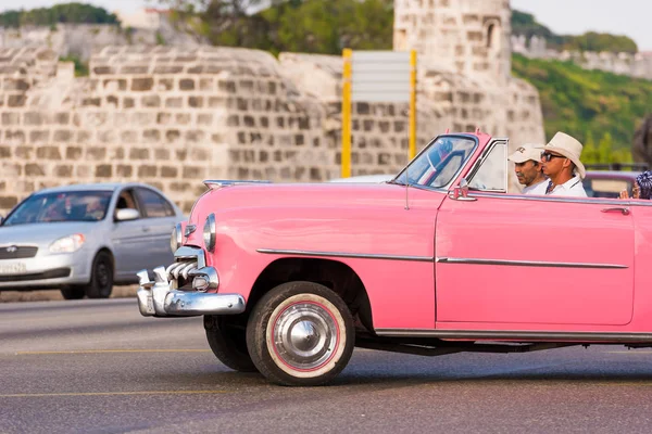 古巴，哈瓦那-2017 年 5 月 5 日： 美国粉红色复古敞篷跑车在城市的街道上。复制文本的空间。特写. — 图库照片