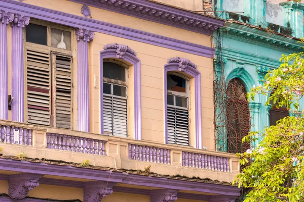 Zicht op het gebouw van meerdere verdiepingen, Havana, Cuba. Close-up. — Stockfoto