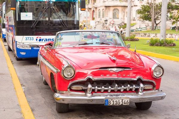Kuba, Havana - 5. května 2017: Americký červený retro kabriolet na ulici. — Stock fotografie