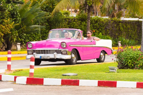 Kuba, Havana - 5. května 2017: Americký růžové retro kabriolet na městské ulici. Kopírovat prostor pro text. — Stock fotografie
