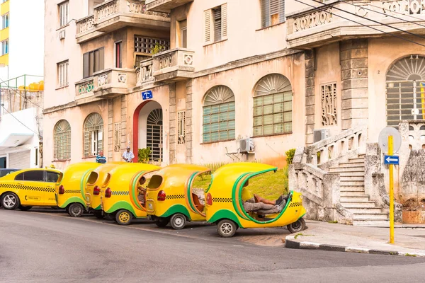 CUBA, LA HABANA - 5 de mayo de 2017: Taxis locales en las calles. Copiar espacio para texto . — Foto de Stock