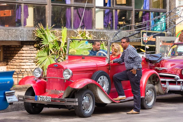 Kuba, Havanna - 2017. május 5.: Amerikai piros retro cabriolet a város utca. — Stock Fotó