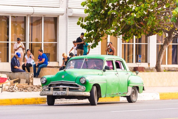 Kuba, Havanna - 2017. május 5.: Retro autó, a uban taxi. Hely, a szöveg másolása. — Stock Fotó