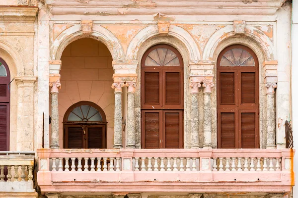 Veduta della facciata dell'edificio, L'Avana, Cuba. Primo piano . — Foto Stock