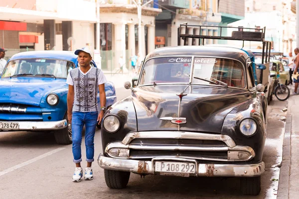 Kuba, Hawana - 5 maja 2017: American retro samochodów, które na danej ulicy miasta. — Zdjęcie stockowe