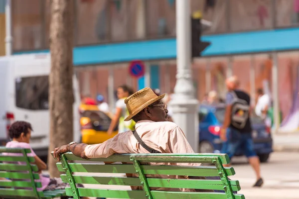 Kuba, Havanna - 2017. május 5.: Egy kalap ember ül egy padon. Hely, a szöveg másolása. — Stock Fotó