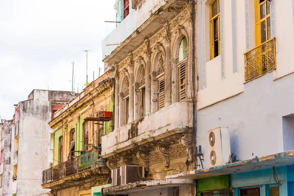 Weergave van de gebouwen van oud Havana, Cuba. Kopiëren van ruimte. — Stockfoto