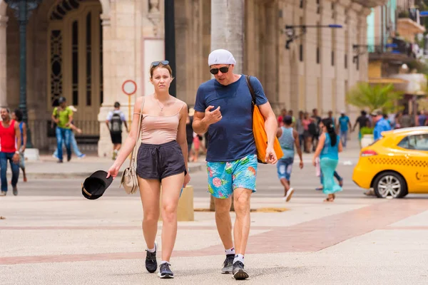 КУБА, Хавана - 5 мая 2017 года: Мужчина и женщина на улице Гаваны. Копирование текста . — стоковое фото