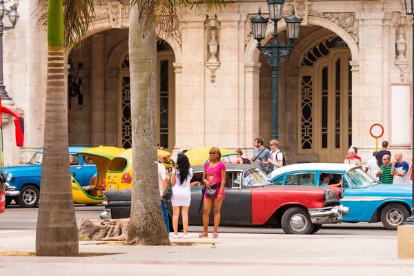 Kuba, Havana - 5. května 2017: Lidé na ulici Havany. Kopírovat prostor. — Stock fotografie