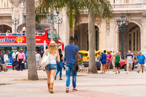 Куба, Гавани - 5 травня 2017: Люди на вулиці Гавани. Копія простір. — стокове фото