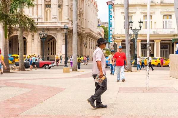 Kuba, Havanna - 2017. május 5.: Emberek, Havanna utcában. Hely, a szöveg másolása. — Stock Fotó